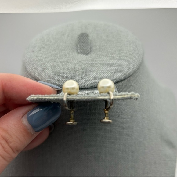 Vintage White Faux Pearl Silver Tone Screwback Stud Earrings - Picture 5 of 6